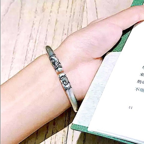 Sterling Silver Irregular Flower Pattern Bangle Bracelet - Picture 4 of 16